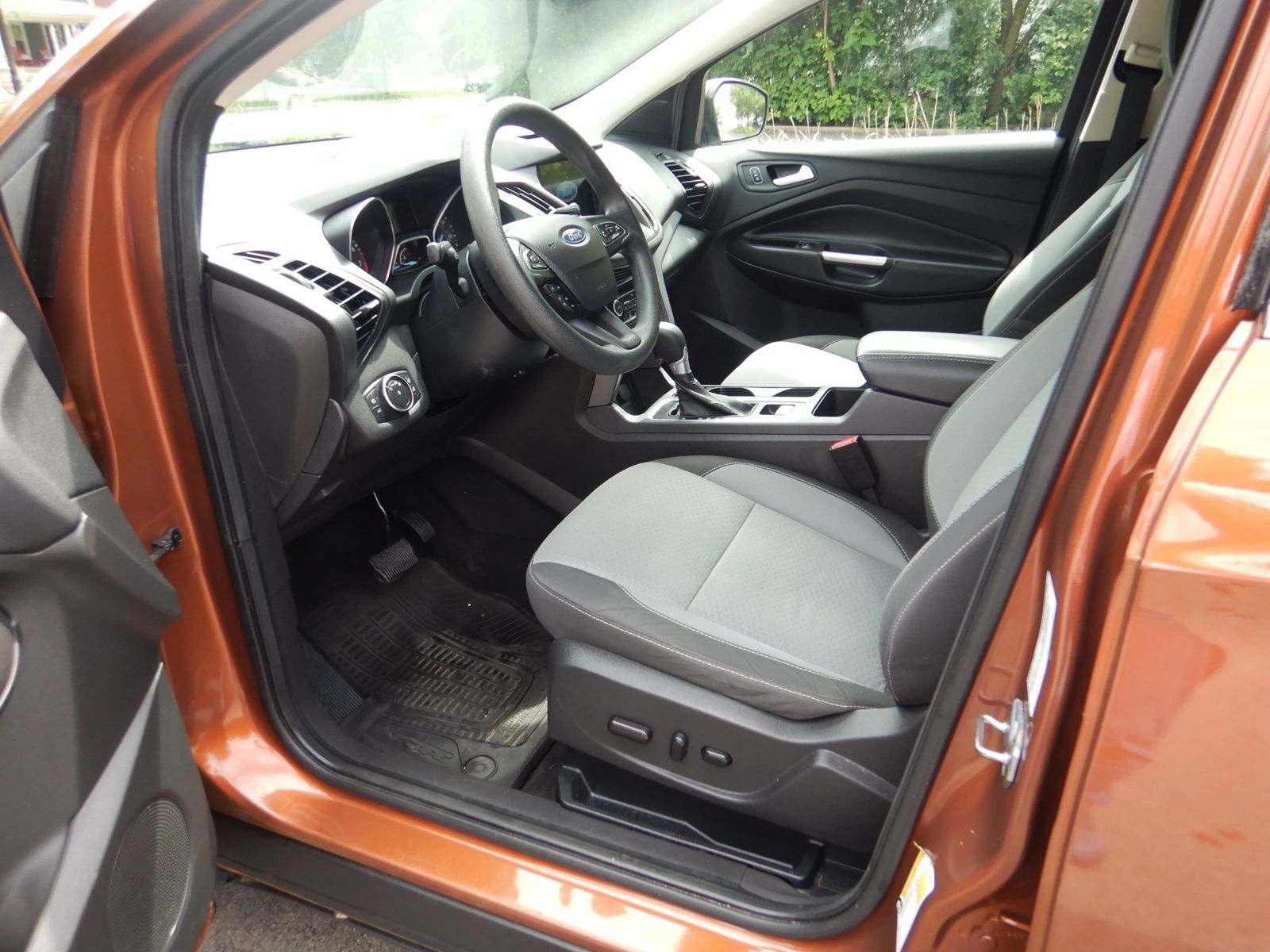 Used 2017 Ford Escape SE w/ Equipment Group 201A AWD/4WD image 11