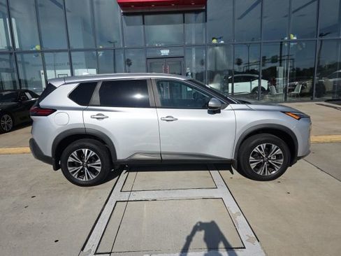 Used 2023 Nissan Rogue SV image 3