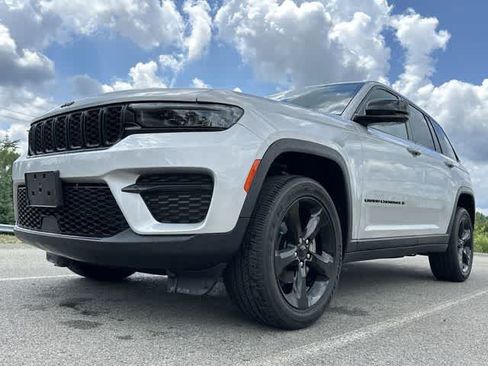Used 2023 Jeep Grand Cherokee Altitude AWD/4WD image 21
