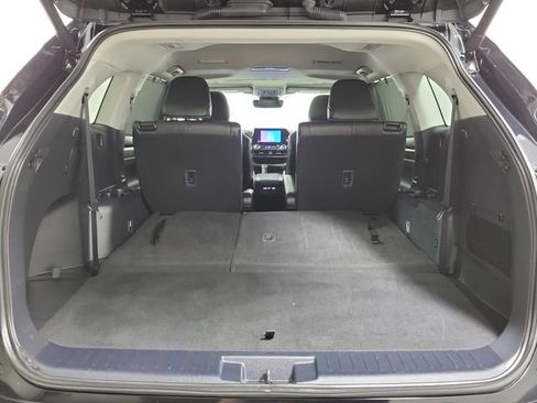 Used 2024 Toyota Highlander XLE FWD image 10
