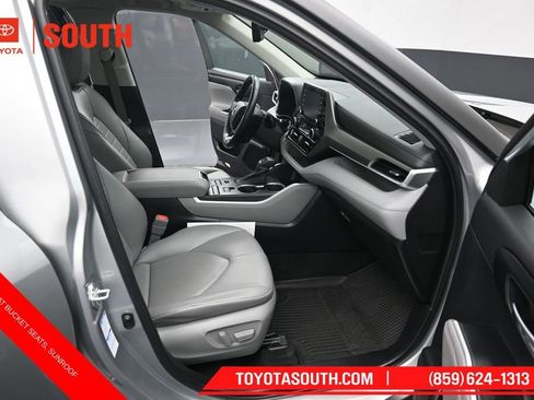 Used 2022 Toyota Highlander XLE AWD/4WD image 35