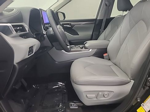 Used 2025 Toyota Highlander Platinum AWD/4WD image 31