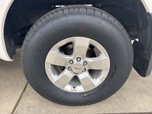 Used 2011 Nissan Frontier SV image 17