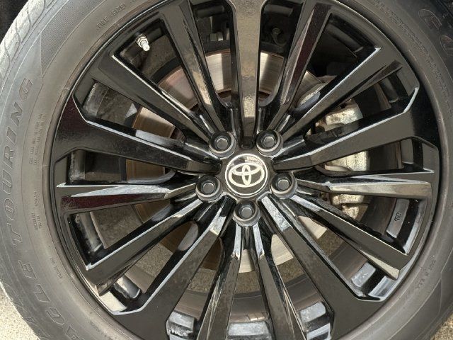 Used 2024 Toyota Highlander XSE FWD image 10
