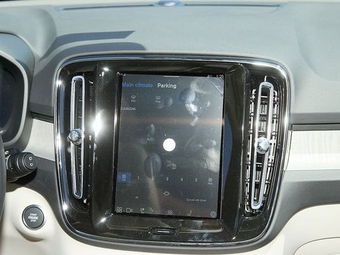 New 2025 Volvo XC40 B5 Plus w/ Protection Package Premier image 25