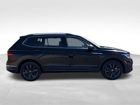 Used 2023 Volkswagen Tiguan SE w/ Panoramic Sunroof Package FWD image 7