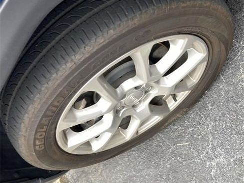 Used 2024 Jeep Compass Latitude image 12