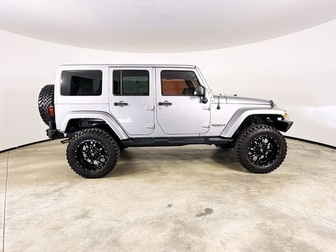 Used 2015 Jeep Wrangler Unlimited Sahara w/ Connectivity Group AWD/4WD image 9