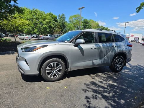 Used 2023 Toyota Highlander XLE AWD/4WD image 3