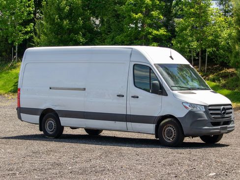 Used 2021 Mercedes-Benz Sprinter 2500 image 10