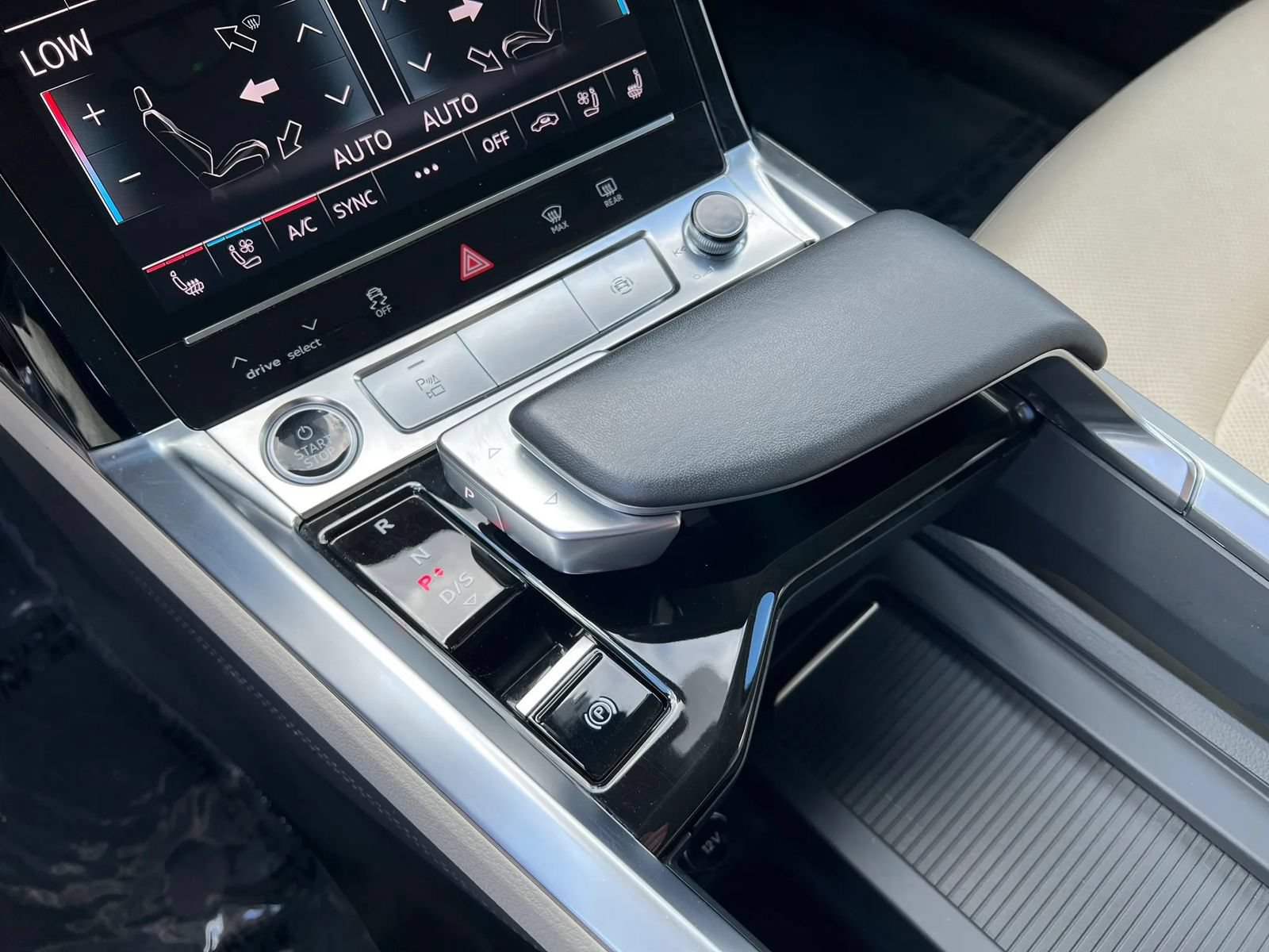 Used 2024 Audi Q8 e-tron Premium Plus AWD/4WD image 23