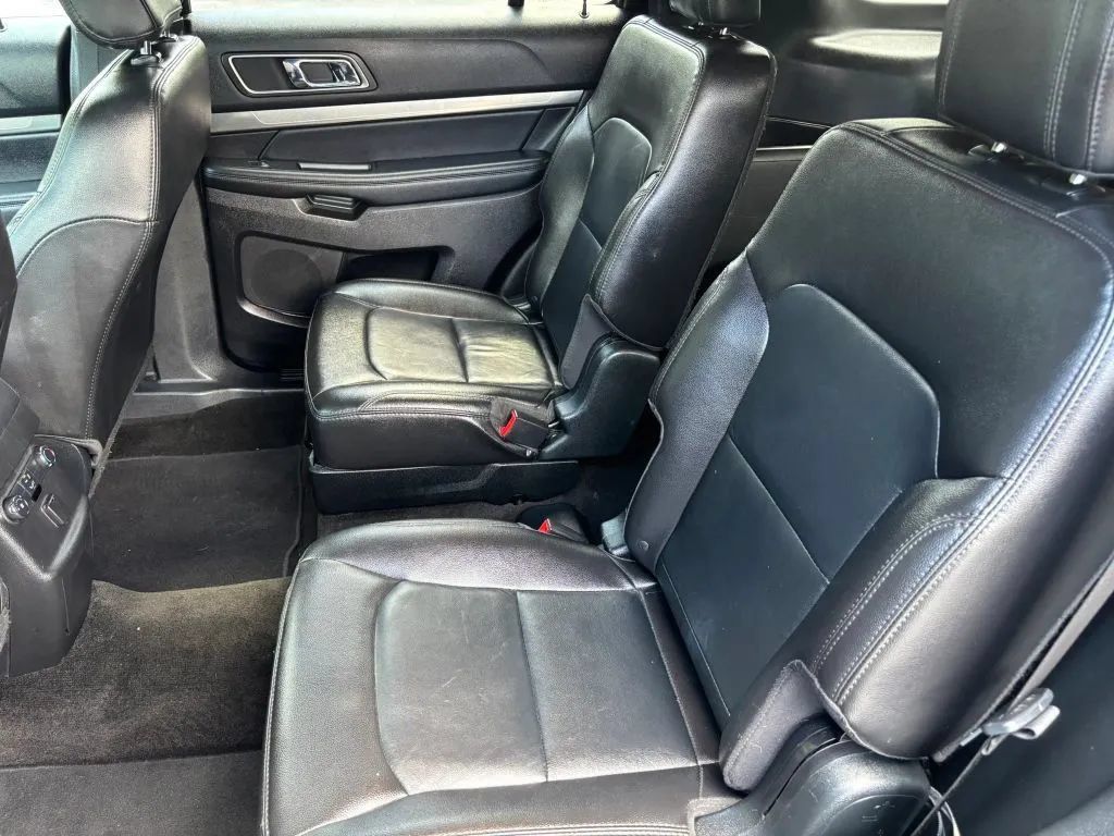 Used 2018 Ford Explorer XLT w/ Equipment Group 202A AWD/4WD image 13