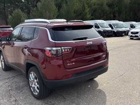 Used 2022 Jeep Compass Latitude image 3