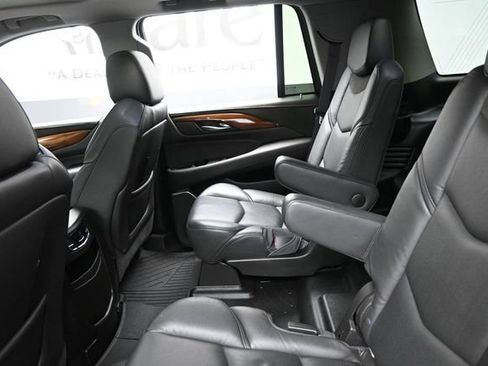 Used 2017 Cadillac Escalade Luxury AWD/4WD image 25