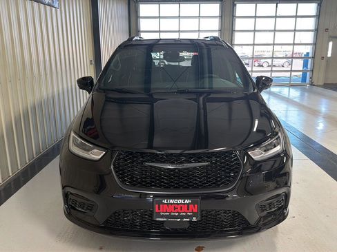 New 2026 Chrysler Pacifica Limited image 4