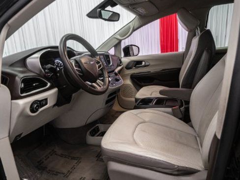 Used 2018 Chrysler Pacifica Touring-L FWD image 39