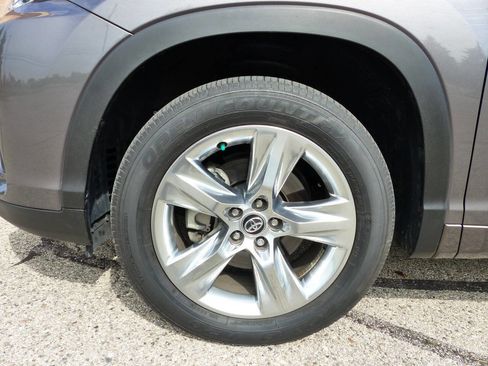 Used 2019 Toyota Highlander FWD V6 image 23