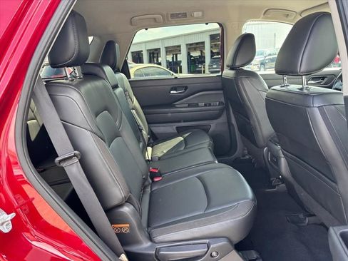 Used 2024 Nissan Pathfinder SL w/ Black Appearance Package FWD image 14