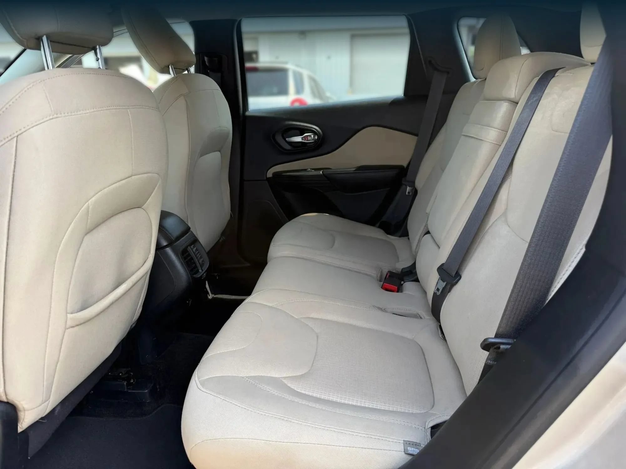 Used 2015 Jeep Cherokee Latitude w/ Comfort/Convenience Group FWD image 21