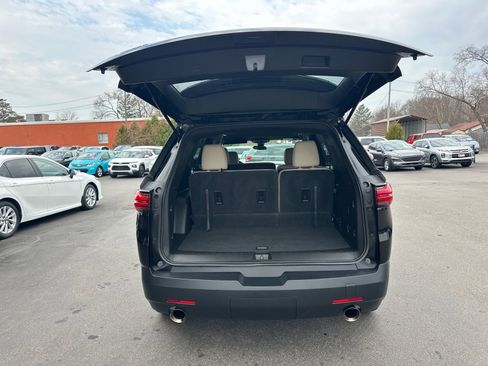 Used 2023 Chevrolet Traverse LS image 10