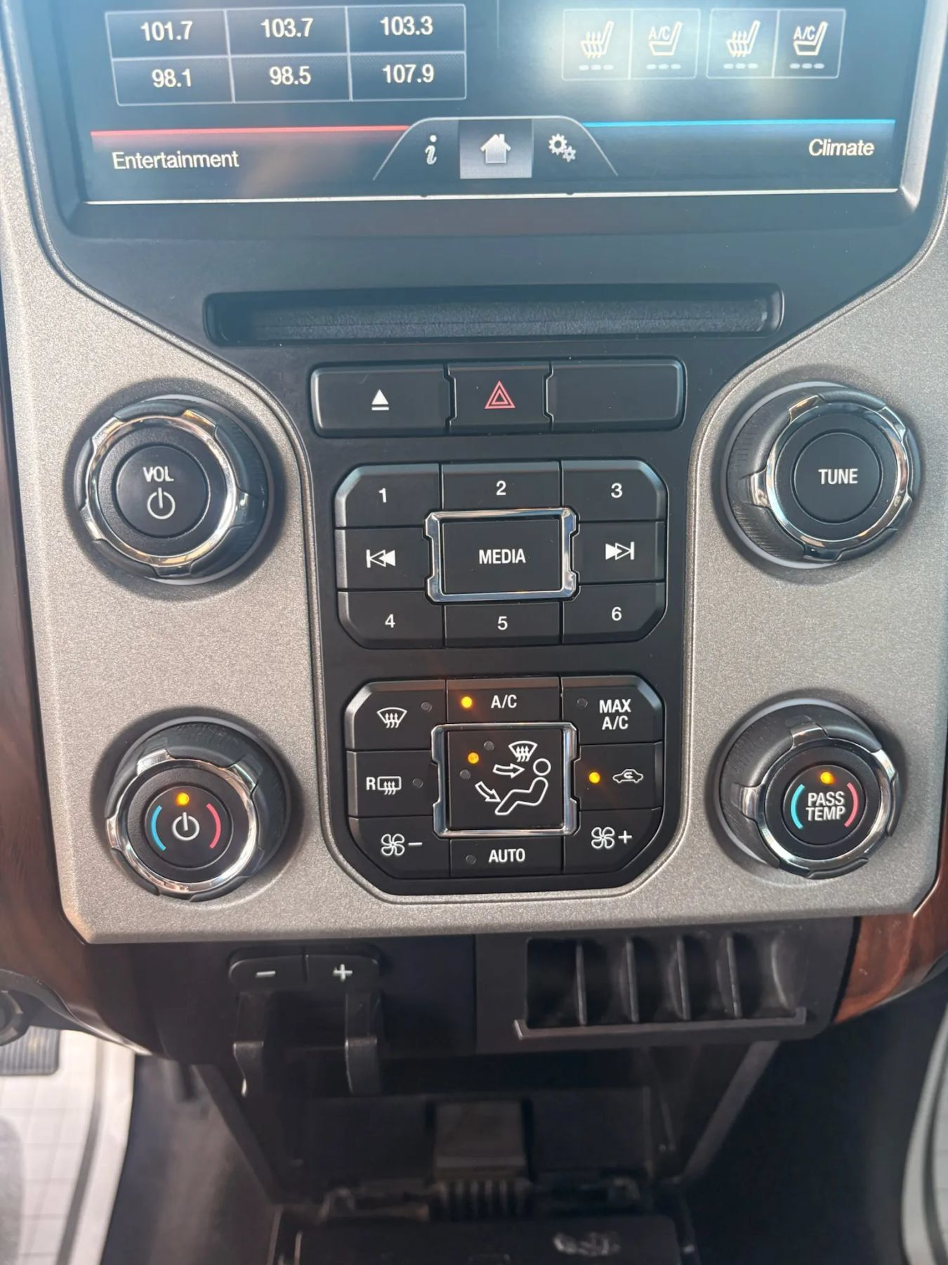 Used 2016 Ford F350 Lariat w/ Lariat Interior Package AWD/4WD image 23
