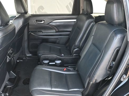 Used 2019 Toyota Highlander XLE FWD image 16