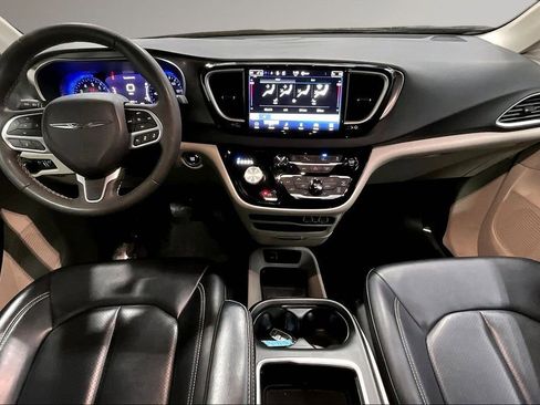 Used 2023 Chrysler Pacifica Touring-L image 8