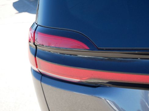 Used 2023 Chrysler Pacifica Touring-L image 17