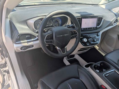 Used 2023 Chrysler Pacifica Touring-L AWD/4WD image 15