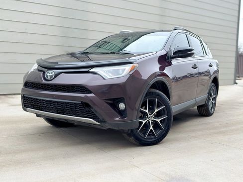 Used 2018 Toyota RAV4 SE image 3