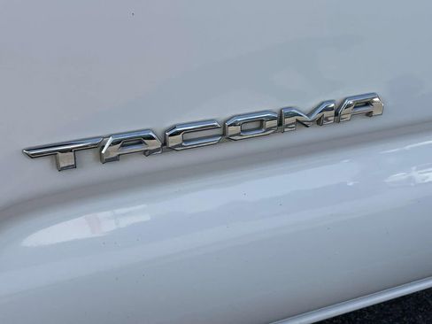 Used 2022 Toyota Tacoma SR5 w/ Technology Package image 9