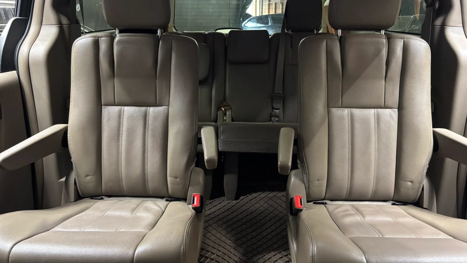 Used 2014 Chrysler Town & Country Touring FWD image 11