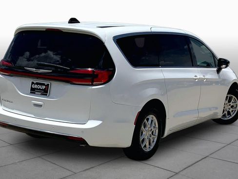 Used 2024 Chrysler Pacifica Touring-L FWD image 12