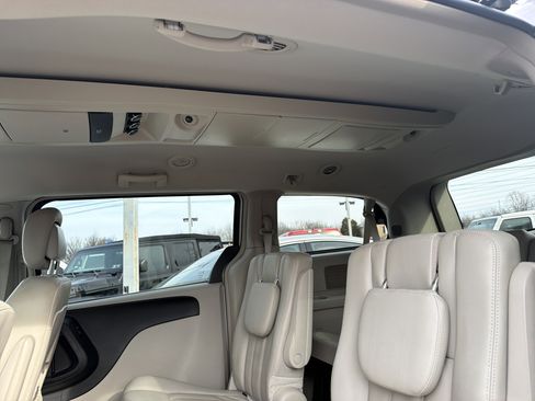 Used 2013 Chrysler Town & Country Touring image 13