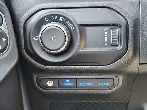 Used 2023 Jeep Wrangler Unlimited Sahara image 25