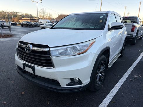 Used 2016 Toyota Highlander XLE image 3