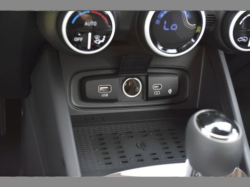 New 2025 Hyundai Venue Limited image 17