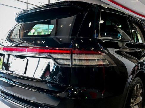 Used 2022 Lincoln Aviator Grand Touring w/ Elements Package Plus AWD/4WD image 12