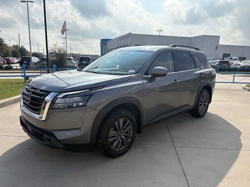 Used 2024 Nissan Pathfinder SV image 4