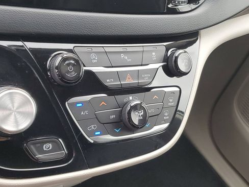 Used 2019 Chrysler Pacifica Touring-L FWD image 27