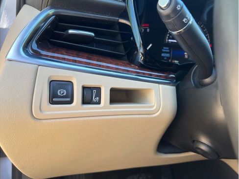 Used 2018 Cadillac XT5 Luxury w/ Driver Awareness Package image 17