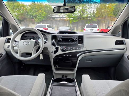 Used 2014 Toyota Sienna LE AWD/4WD image 18
