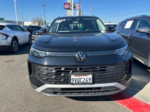 Certified 2025 Volkswagen Tiguan SE image 2