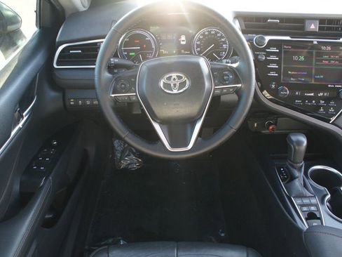 Used 2018 Toyota Camry XLE image 5