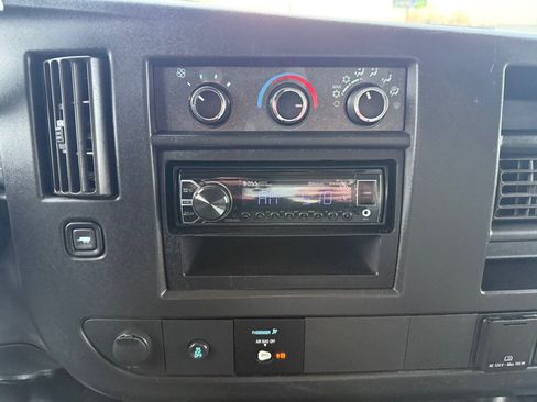 Used 2018 Chevrolet Express 3500 image 18