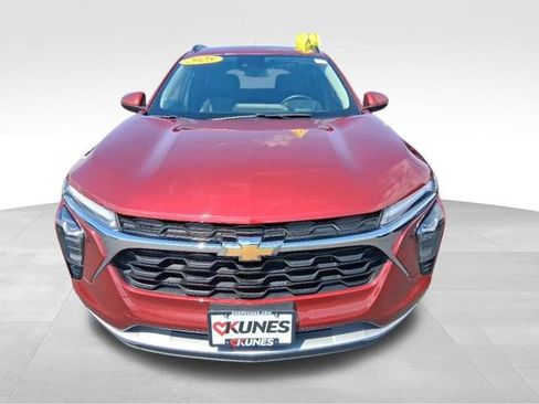Used 2025 Chevrolet Trax LT w/ LT Convenience Package FWD image 14