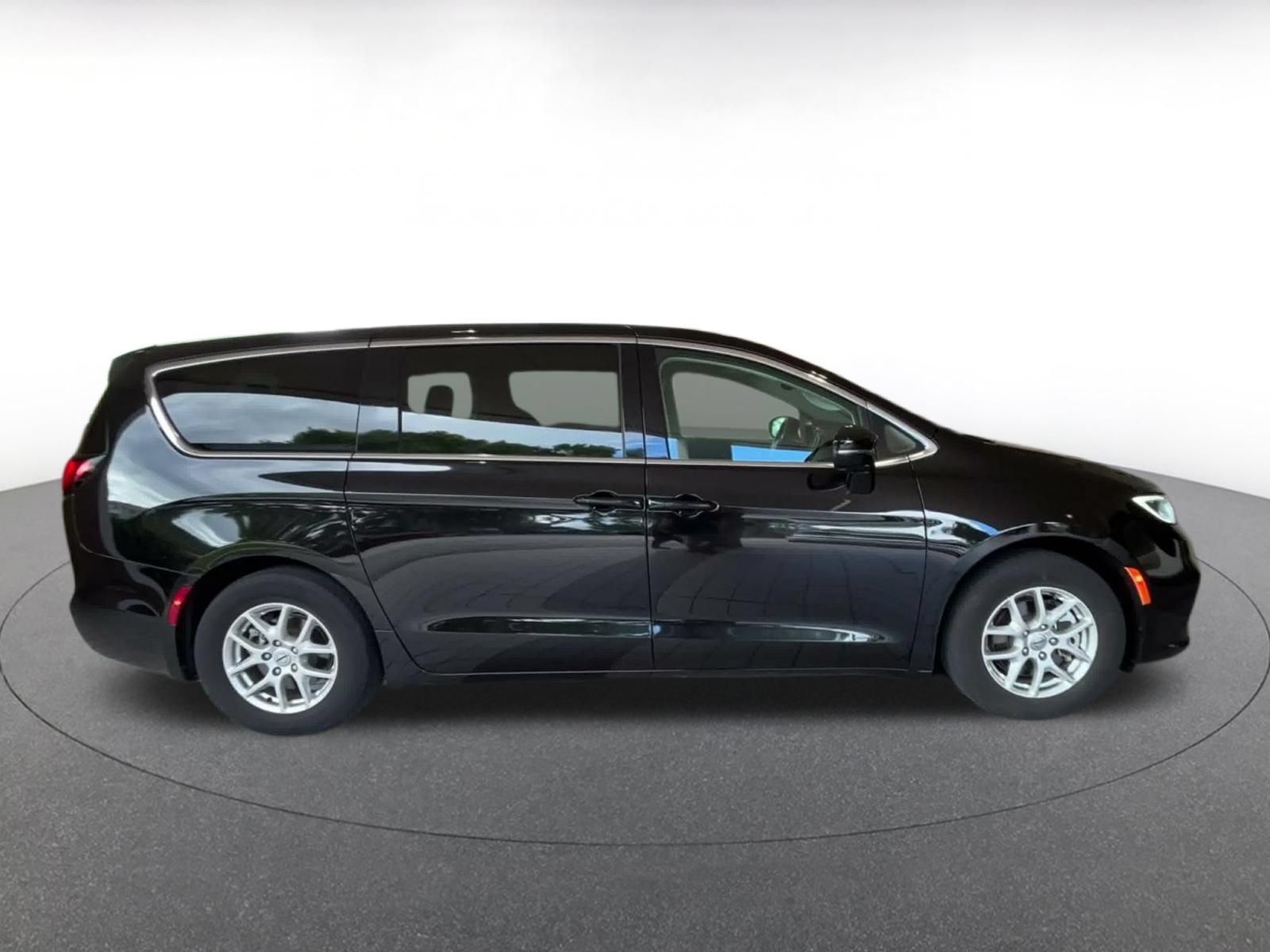 Used 2024 Chrysler Pacifica Touring-L FWD image 15
