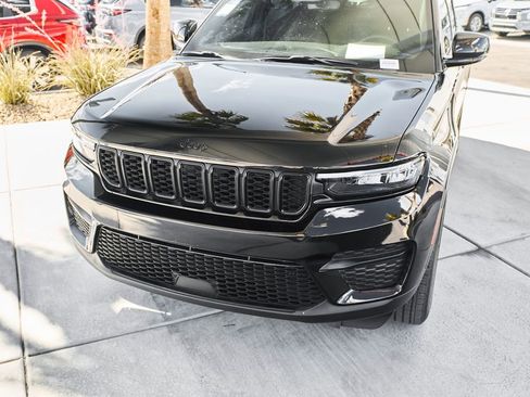 Used 2024 Jeep Grand Cherokee Altitude RWD image 5