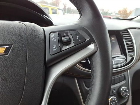 Used 2022 Chevrolet Trax LT w/ LT Convenience Package image 23