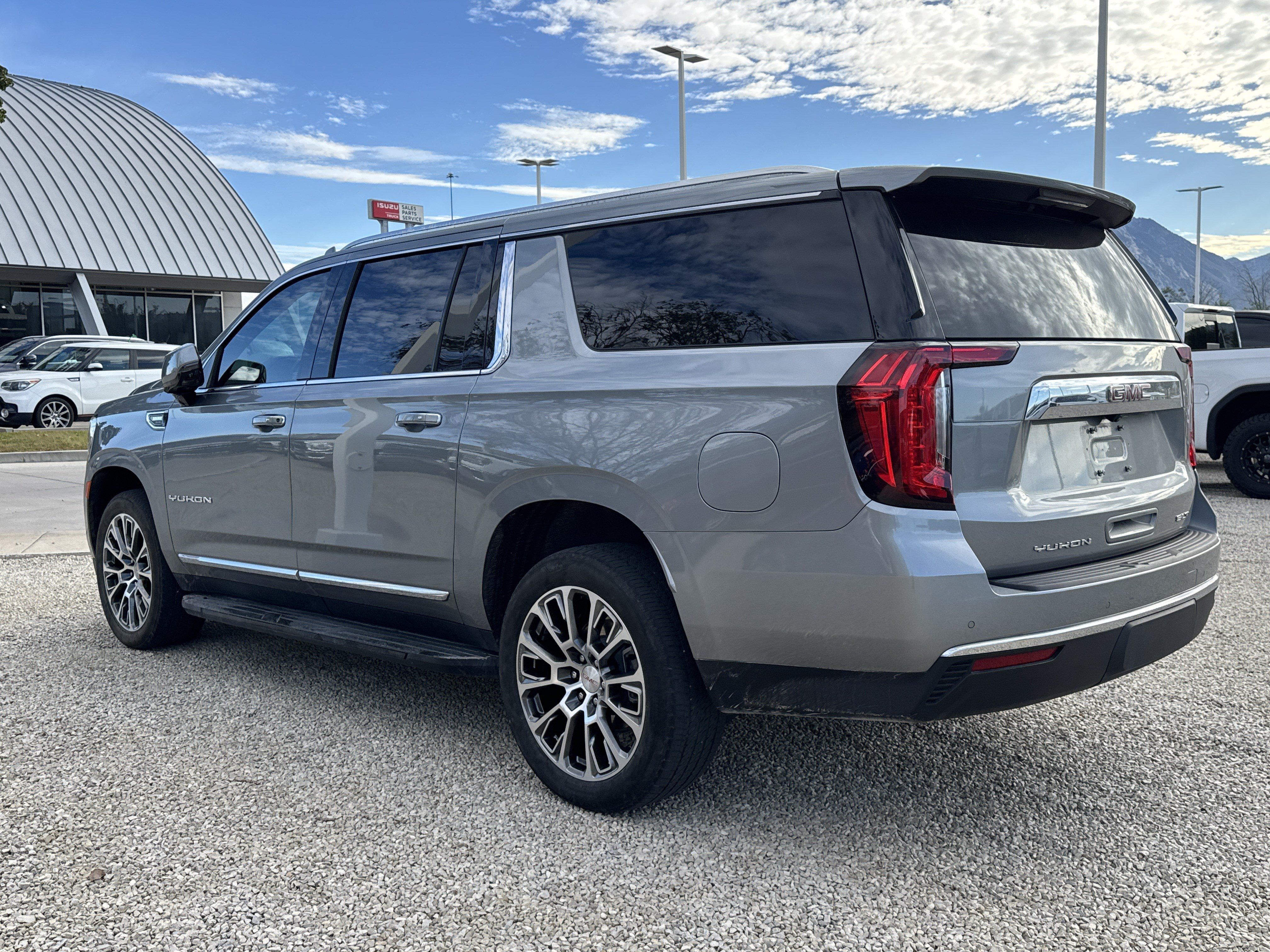 Used 2023 GMC Yukon XL SLT w/ SLT Premium Package AWD/4WD image 5